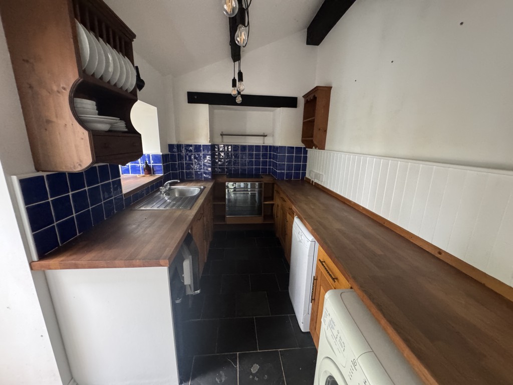 Lot: 137 - SEMI-DETACHED COTTAGE FOR OCCUPATION OR INVESTMENT - Kitchen